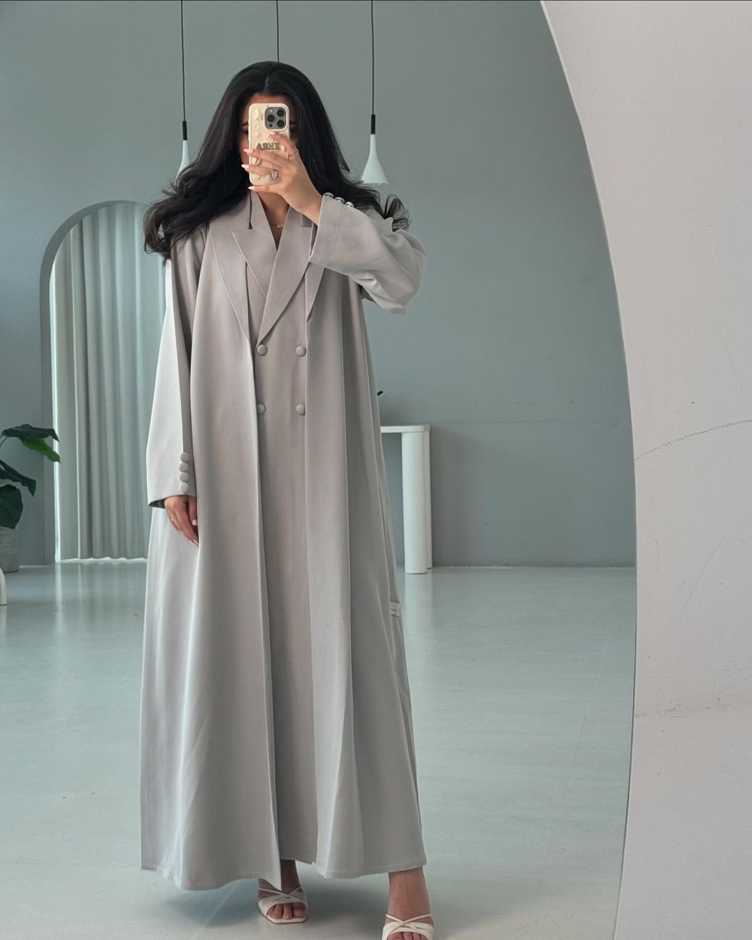 woman wearing silver abaya